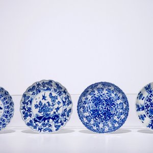 Une verseuse couverte montée d'argent, une tasse et soucoupe et trois coupes en porcelaine de Chine bleu et blanc, Kangxi — photo 9