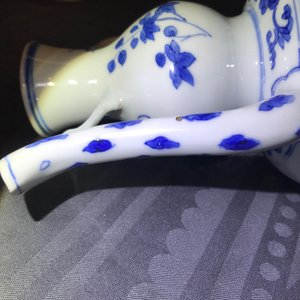 Une verseuse de forme double gourde en porcelaine de Chine bleu et blanc, époque Transition — photo 15
