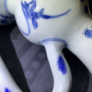 Une verseuse de forme double gourde en porcelaine de Chine bleu et blanc, époque Transition — photo 18