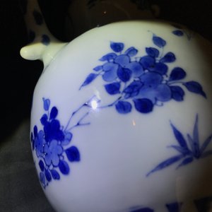 Une verseuse de forme double gourde en porcelaine de Chine bleu et blanc, époque Transition — photo 21