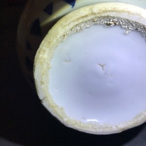 Une verseuse de forme double gourde en porcelaine de Chine bleu et blanc, époque Transition — photo 23