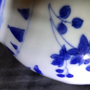 Une verseuse de forme double gourde en porcelaine de Chine bleu et blanc, époque Transition — photo 25