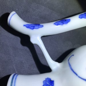 Une verseuse de forme double gourde en porcelaine de Chine bleu et blanc, époque Transition — photo 8