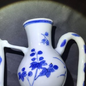 Une verseuse de forme double gourde en porcelaine de Chine bleu et blanc, époque Transition — photo 10