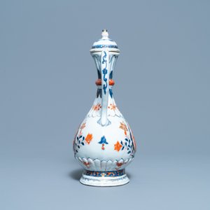 Une verseuse de type 'aftaba' en porcelaine de Chine de style Imari pour le marché islamique, Kangxi — photo 2