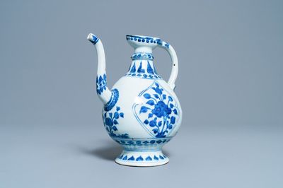 Une verseuse de type 'aftaba' en porcelaine de Chine en bleu et blanc pour le marché islamique, Kangxi
