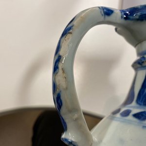 Une verseuse de type 'aftaba' en porcelaine de Chine en bleu et blanc pour le marché islamique, Kangxi — photo 18