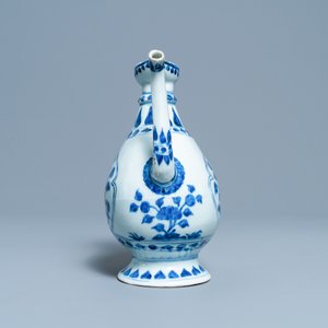 Une verseuse de type 'aftaba' en porcelaine de Chine en bleu et blanc pour le marché islamique, Kangxi — photo 5