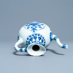 Une verseuse de type 'aftaba' en porcelaine de Chine en bleu et blanc pour le marché islamique, Kangxi — photo 6
