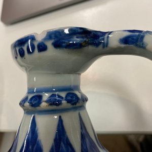 Une verseuse de type 'aftaba' en porcelaine de Chine en bleu et blanc pour le marché islamique, Kangxi — photo 8