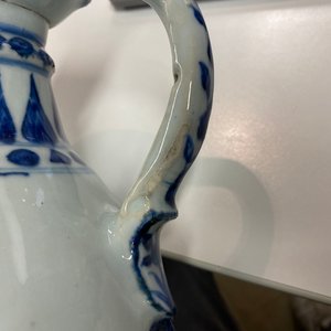 Une verseuse de type 'aftaba' en porcelaine de Chine en bleu et blanc pour le marché islamique, Kangxi — photo 10
