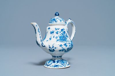 Une verseuse de type cadogan en faïence de Delft en bleu et blanc, 1ère moitié du 18ème