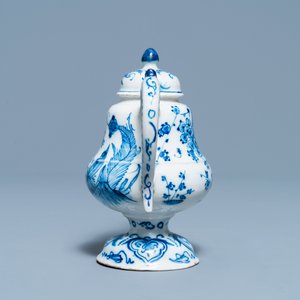 Une verseuse de type cadogan en faïence de Delft en bleu et blanc, 1ère moitié du 18ème — photo 3