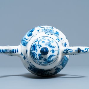 Une verseuse de type cadogan en faïence de Delft en bleu et blanc, 1ère moitié du 18ème — photo 7