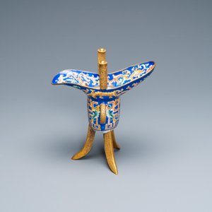 Une verseuse de type 'Jue' en émaux de Canton et bronze doré, Chine, 18/19ème — photo 2