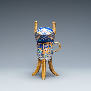 Une verseuse de type 'Jue' en émaux de Canton et bronze doré, Chine, 18/19ème — photo 6