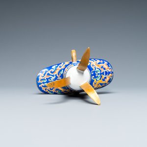 Une verseuse de type 'Jue' en émaux de Canton et bronze doré, Chine, 18/19ème — photo 8