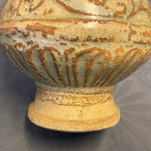 Une verseuse de type sancai et un vase de forme bouteille céladon monochrome, Chine, Tang et Song — photo 14