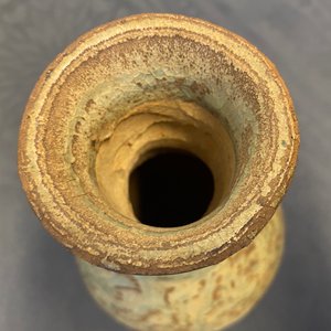 Une verseuse de type sancai et un vase de forme bouteille céladon monochrome, Chine, Tang et Song — photo 17