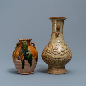 Une verseuse de type sancai et un vase de forme bouteille céladon monochrome, Chine, Tang et Song — photo 4