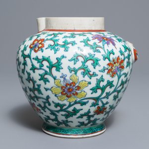 Une verseuse de type 'sengmaohu' en porcelaine de Chine doucai, Kangxi — photo 2