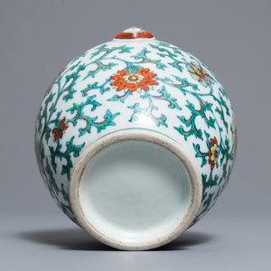 Une verseuse de type 'sengmaohu' en porcelaine de Chine doucai, Kangxi — photo 7