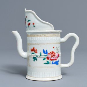 Une verseuse 'duomuhu' en porcelaine de Chine famille rose, Qianlong — photo 4