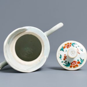 Une verseuse 'duomuhu' en porcelaine de Chine famille rose, Qianlong — photo 6