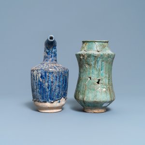 Une verseuse en céramique islamique bleu monochrome et un albarello en turquoise, Iran ou Syrie, 12/13ème — photo 4
