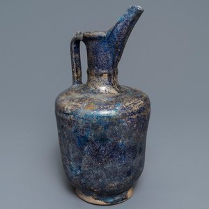 Une verseuse en céramique islamique bleu monochrome, Kashan, Iran, 13ème — photo 1