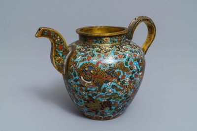 Une verseuse en émaux cloisonnés à décor de lions bouddhistes, Ming
