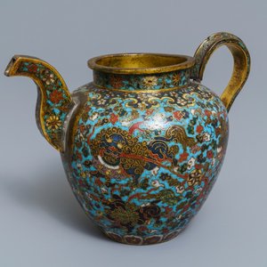 Une verseuse en émaux cloisonnés à décor de lions bouddhistes, Ming — photo 1