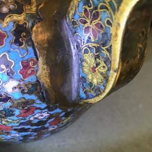 Une verseuse en émaux cloisonnés à décor de lions bouddhistes, Ming — photo 13