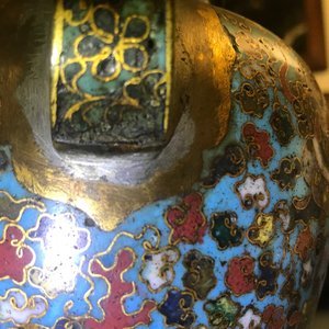 Une verseuse en émaux cloisonnés à décor de lions bouddhistes, Ming — photo 16