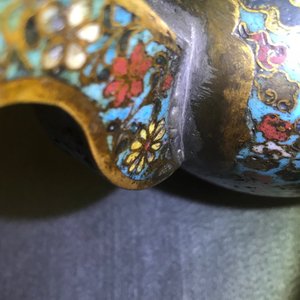 Une verseuse en émaux cloisonnés à décor de lions bouddhistes, Ming — photo 17