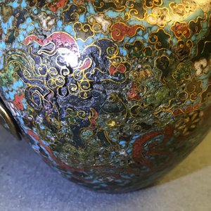 Une verseuse en émaux cloisonnés à décor de lions bouddhistes, Ming — photo 18