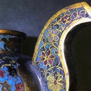 Une verseuse en émaux cloisonnés à décor de lions bouddhistes, Ming — photo 24
