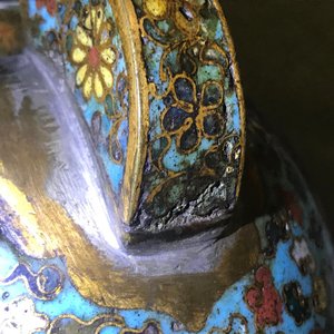 Une verseuse en émaux cloisonnés à décor de lions bouddhistes, Ming — photo 25