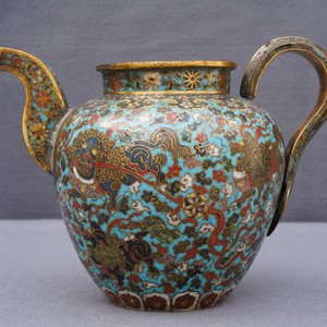 Une verseuse en émaux cloisonnés à décor de lions bouddhistes, Ming — photo 32