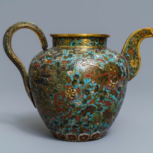 Une verseuse en émaux cloisonnés à décor de lions bouddhistes, Ming — photo 4