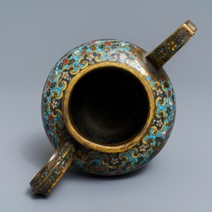 Une verseuse en émaux cloisonnés à décor de lions bouddhistes, Ming — photo 6