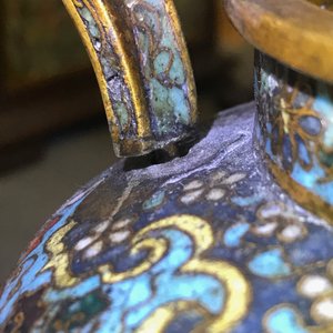Une verseuse en émaux cloisonnés à décor de lions bouddhistes, Ming — photo 9
