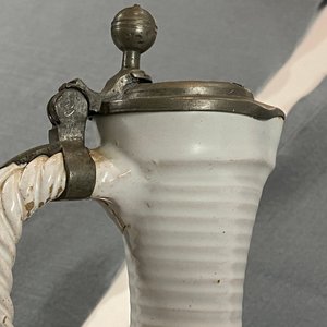 Une verseuse en faïence blanche de Delft à monture en étain, 17ème — photo 13