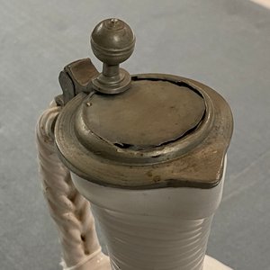 Une verseuse en faïence blanche de Delft à monture en étain, 17ème — photo 14