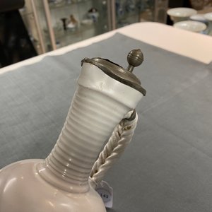 Une verseuse en faïence blanche de Delft à monture en étain, 17ème — photo 15