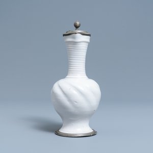 Une verseuse en faïence blanche de Delft à monture en étain, 17ème — photo 3