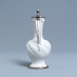 Une verseuse en faïence blanche de Delft à monture en étain, 17ème — photo 5