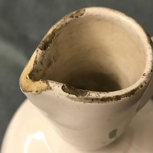 Une verseuse en faïence blanche de Delft au couvercle en étain, 2ème moitié du 17ème — photo 9