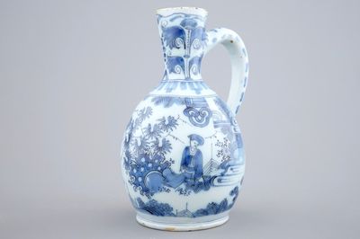 Une verseuse en faïence de Delft à décor chinoiserie, fin du 17ème