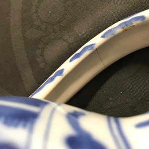 Une verseuse en faïence de Delft bleu et blanc à décor chinoiserie, 2ème moitié du 17ème — photo 11